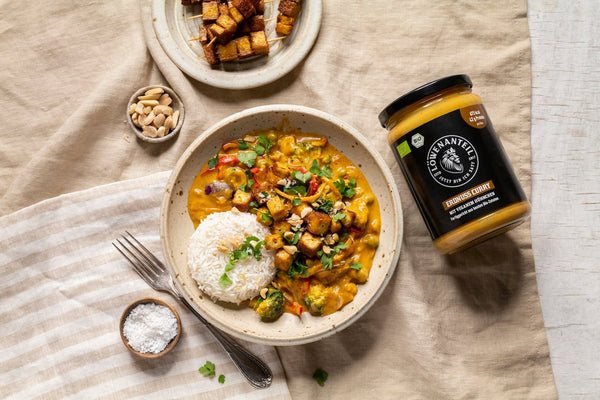 Erdnuss Curry mit Tofu-Saté Spießen – Löwenanteil Erdnuss Curry mit Tofu-Saté Spießen – Löwenanteil