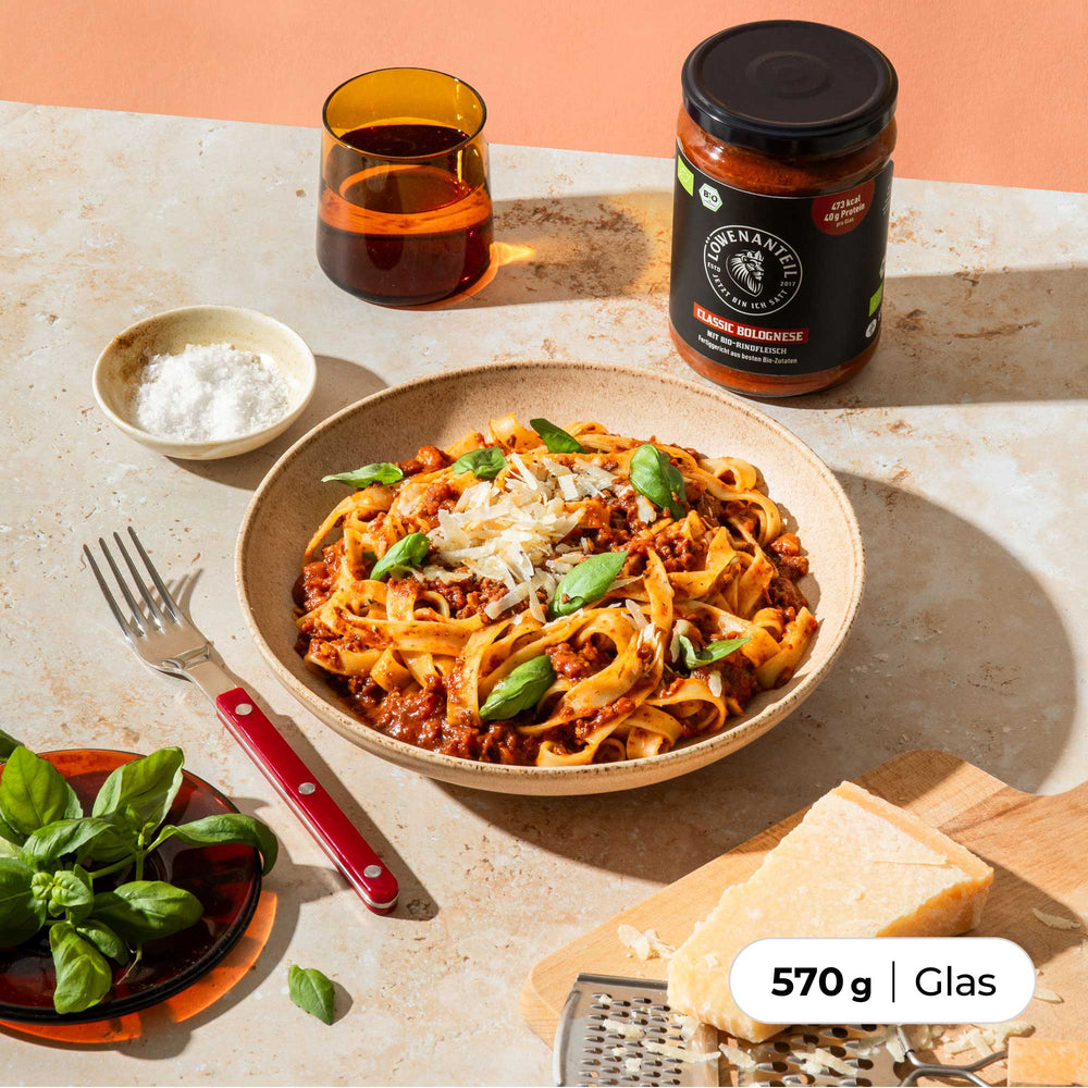 Classic Bolognese angerichtet neben dem Glas
