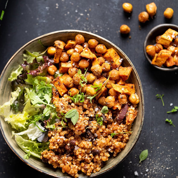 Süßkartoffel Bowl mit Quinoa, Chili, Kichererbsen und frischem Salat - Löwenanteil