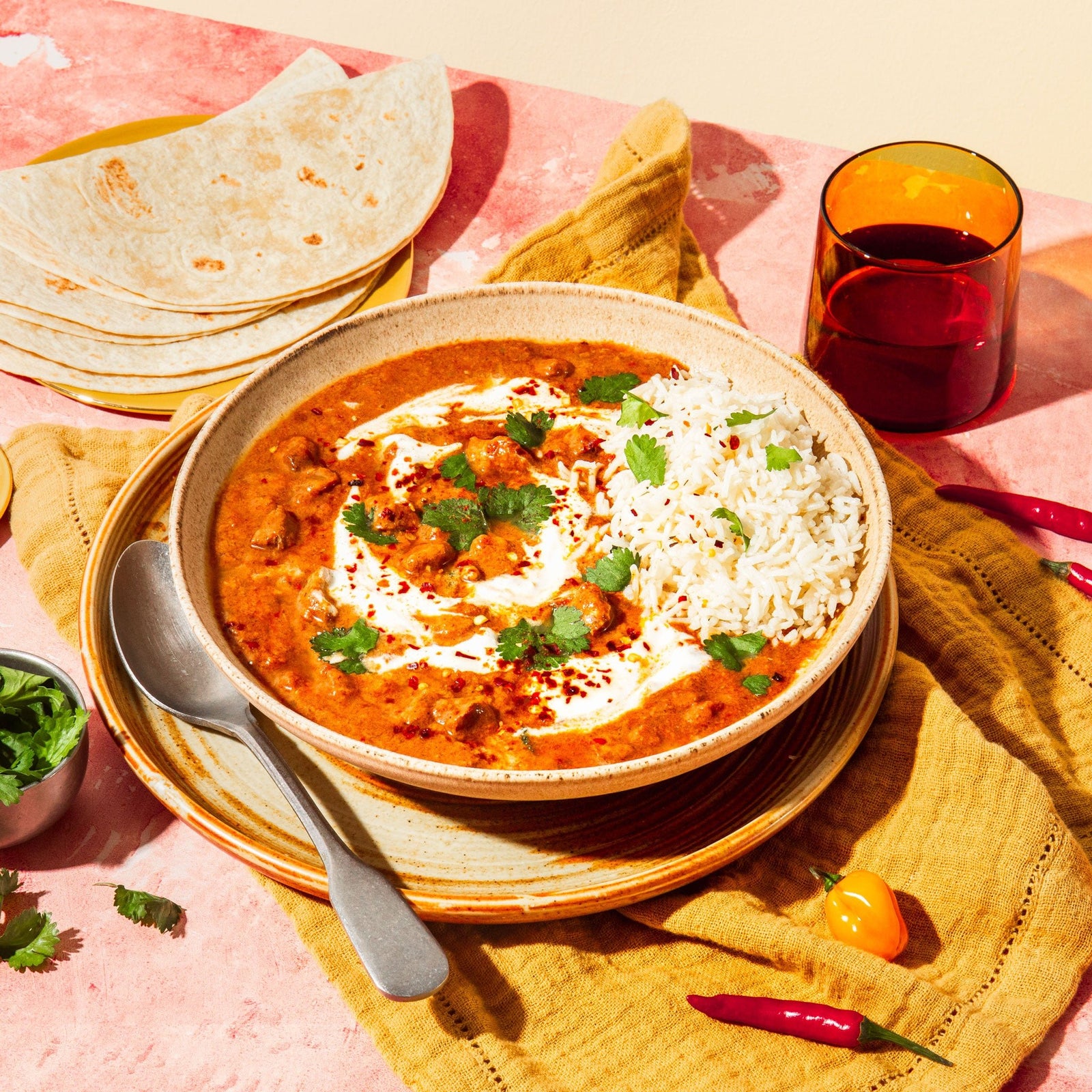 Butter Chicken von Löwenanteil – Zartes Bio-Hühnchen in einer cremigen Tomaten-Joghurt-Sauce, verfeinert mit Butter und Gewürzen des Orients. Warm, würzig und unglaublich aromatisch. Perfekt mit Reis, Naan und frischem Koriander.