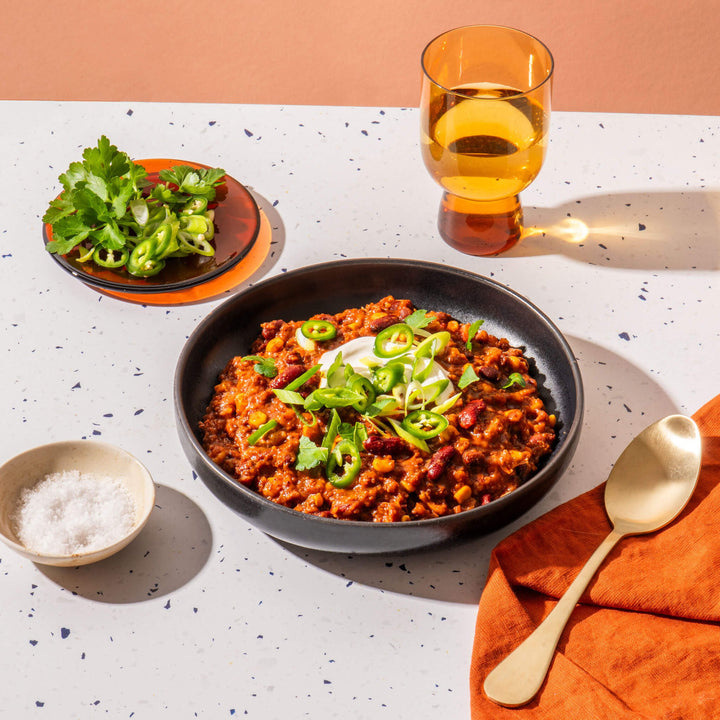 Chipotle Chili von Löwenanteil – Authentischer Mexiko-Flavor, in nur 3 Minuten ready. Unser Bestseller kommt mit überarbeiteter Rezeptur, 80 % mehr Bio-Rindfleisch und 42 g Protein.