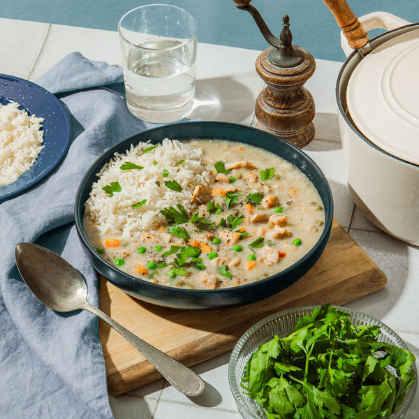 Hühner Frikassee von Löwenanteil – Zartes Bio-Hühnchen in cremiger Sahnesauce mit Erbsen und Karotten bringt vertrauten Geschmack zurück auf deinen Teller. Echtes Wohlfühlessen mit ganzen 40g Protein. In nur 3 Minuten fertig und perfekt zu Reis.